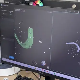Hasil pindaian 3D sebuah part ditinjau di monitor workshop